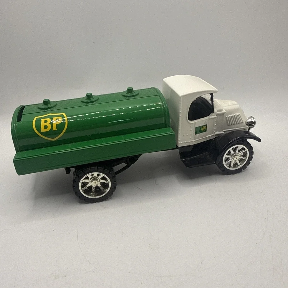 BP 1995 USA Mack Bulldog Tanker Bank Locking Coin Bank American Classic